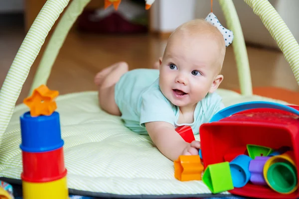 Bebê em estímulo terapêutico